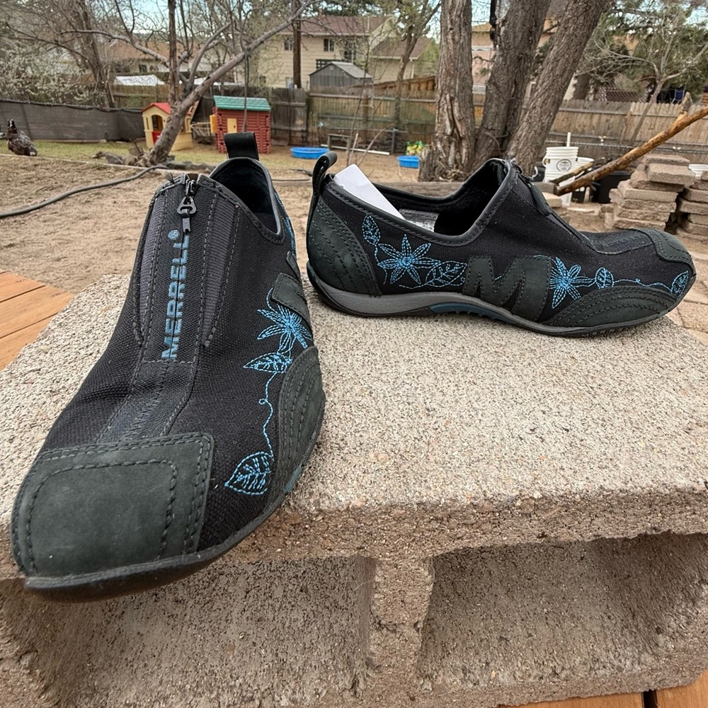Merrell Women's Barrado Black Slip-On zip-up sneakers